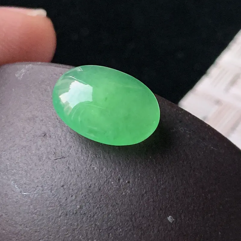 【冰润满绿翡翠戒面,质地细腻,清新自然的阳绿色,沁人心脾,镶嵌佩戴效果佳,无纹裂,性价比超值!W717 尺寸:12-8.6-3.3mm】图2