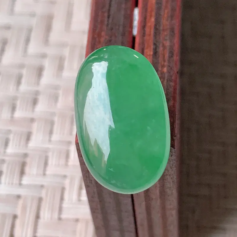 【冰润满绿翡翠戒面 质地细腻,清新自然的绿色,沁人心脾,镶嵌佩戴效果佳,无纹裂,性价比超值 W99 尺寸:18.8-12-5.5mm】图1