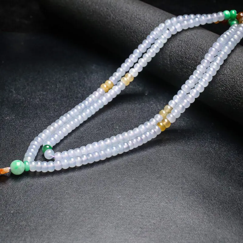拍下有礼三彩翡翠珠链。共188颗珠子，取其中一颗珠尺寸大约5.9*4mm，珠子实物漂亮，清秀高雅，莹润光泽，佩戴效果高贵时尚。