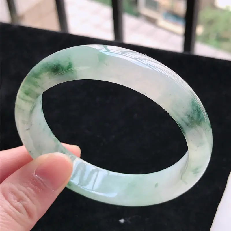 【天然翡翠A货 糯化种水润飘花正圈手镯,圈口57.7/13.6/7.1,玉质细腻,色美种足,上手高贵大气迷人】图7
