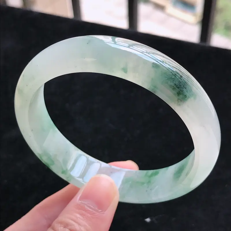 【天然翡翠A货 糯化种水润飘花正圈手镯,圈口57.7/13.6/7.1,玉质细腻,色美种足,上手高贵大气迷人】图1