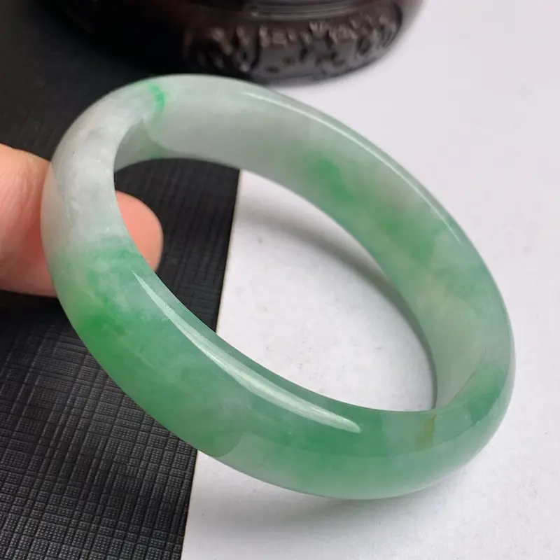 【缅甸a货翡翠,水润飘绿贵妃手镯53mm,短径47.6mm,玉质细腻,色彩艳丽,色阳青翠,条形大方得体,佩戴效果好】图7