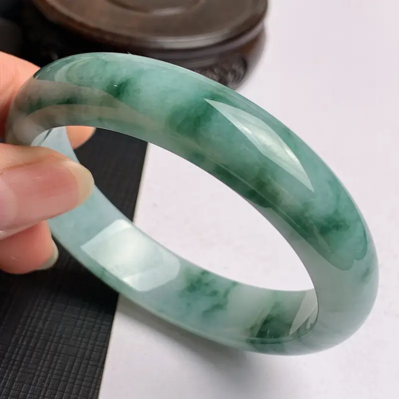 【缅甸a货翡翠,水润飘花贵妃手镯59.6mm,短径54mm,玉质细腻,色彩艳丽,花色怡人,条形大方得体,佩戴效果好】图5