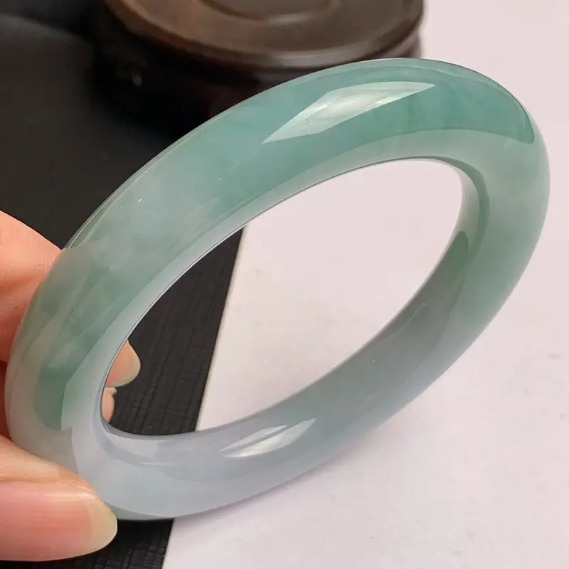 【缅甸a货翡翠,水润飘绿圆条手镯56.2mm,玉质细腻,色彩艳丽,圆润饱满,条形大方得体,佩戴效果好】图4
