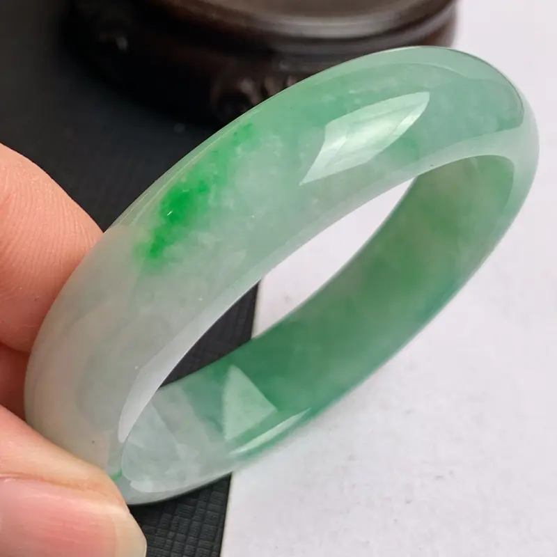 【缅甸a货翡翠,水润飘绿贵妃手镯53mm,短径47.6mm,玉质细腻,色彩艳丽,色阳青翠,条形大方得体,佩戴效果好】图4