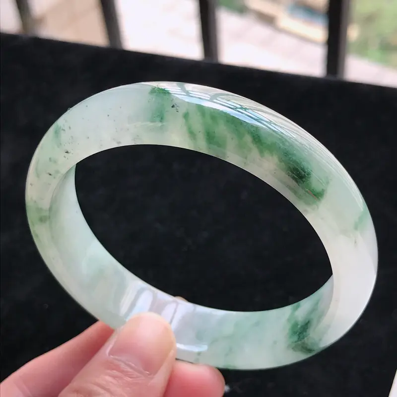【天然翡翠A货 糯化种水润飘花正圈手镯,圈口57.7/13.6/7.1,玉质细腻,色美种足,上手高贵大气迷人】图4