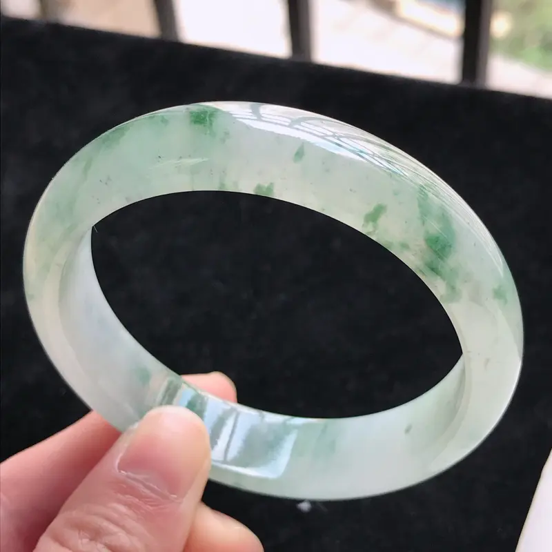 【天然翡翠A货 糯化种水润飘花正圈手镯,圈口57.7/13.6/7.1,玉质细腻,色美种足,上手高贵大气迷人】图2