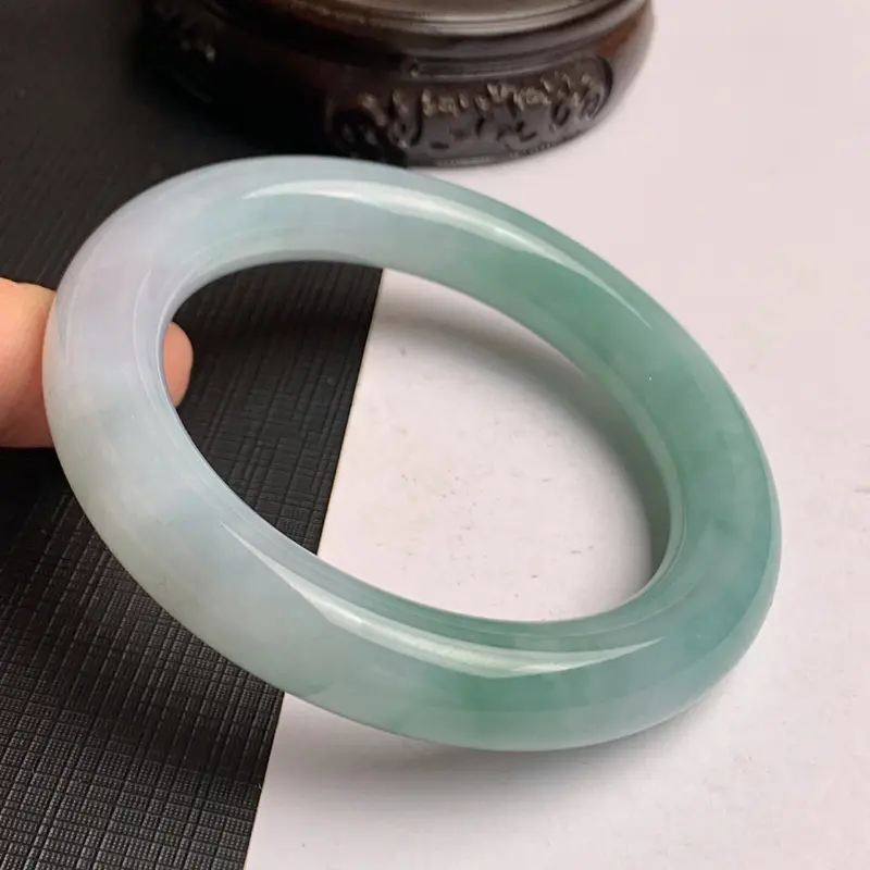 【缅甸a货翡翠,水润飘绿圆条手镯56.2mm,玉质细腻,色彩艳丽,圆润饱满,条形大方得体,佩戴效果好】图8