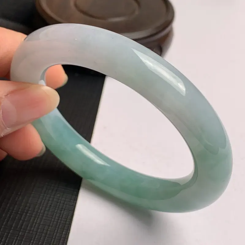 【缅甸a货翡翠,水润飘绿圆条手镯56.2mm,玉质细腻,色彩艳丽,圆润饱满,条形大方得体,佩戴效果好】图6