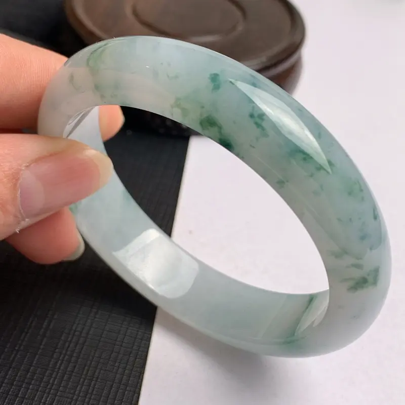 【缅甸a货翡翠,水润飘花正圈手镯58.1mm,玉质细腻,花色怡人,秀气清爽,条形大方得体,佩戴效果好】图1