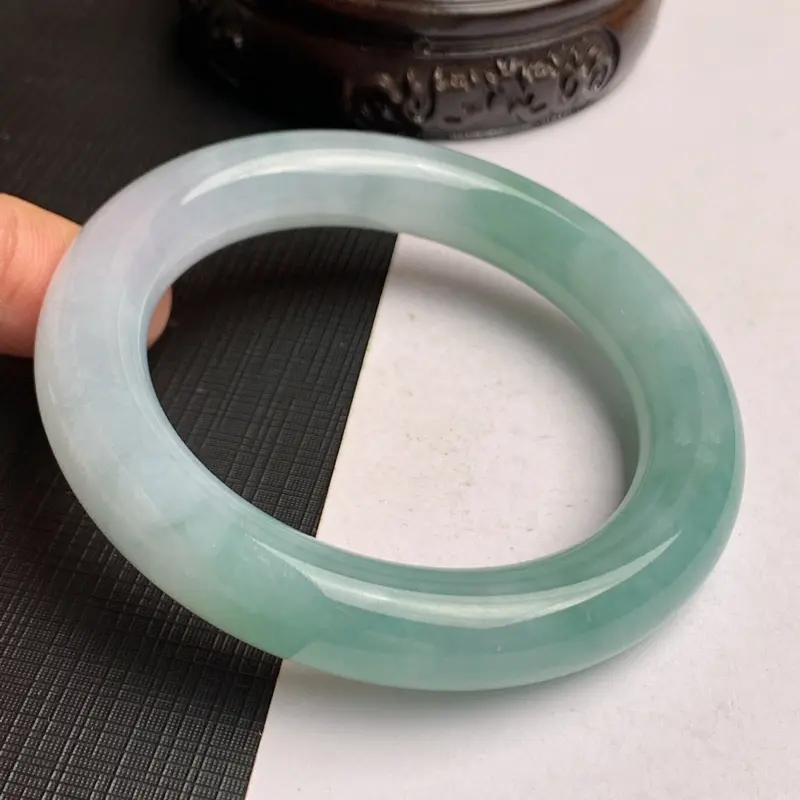 【缅甸a货翡翠,水润飘绿圆条手镯56.2mm,玉质细腻,色彩艳丽,圆润饱满,条形大方得体,佩戴效果好】图7