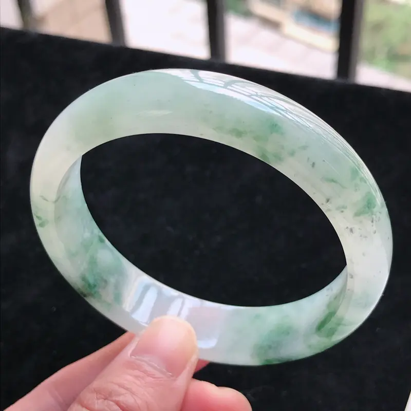 【天然翡翠A货 糯化种水润飘花正圈手镯,圈口57.7/13.6/7.1,玉质细腻,色美种足,上手高贵大气迷人】图5