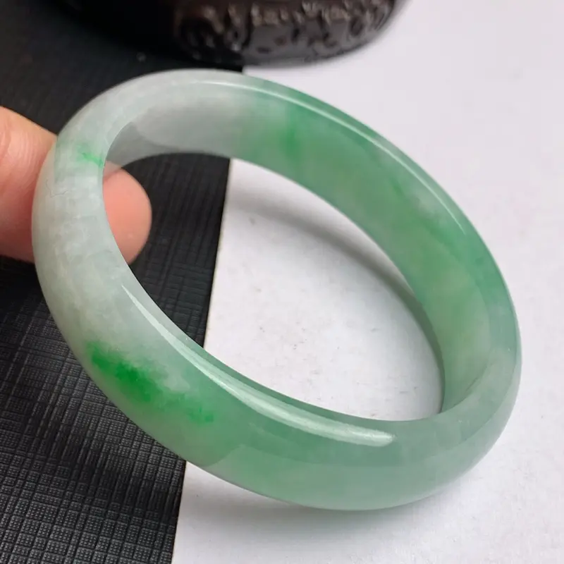 【缅甸a货翡翠,水润飘绿贵妃手镯53mm,短径47.6mm,玉质细腻,色彩艳丽,色阳青翠,条形大方得体,佩戴效果好】图8