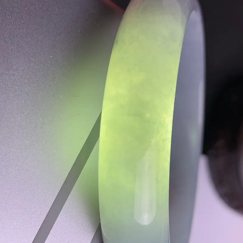 【缅甸a货翡翠,水润正圈手镯56.5mm,玉质细腻,水润秀气清爽迷人,条形大方得体,佩戴效果好】图9