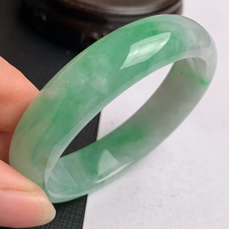 【缅甸a货翡翠,水润飘绿贵妃手镯53mm,短径47.6mm,玉质细腻,色彩艳丽,色阳青翠,条形大方得体,佩戴效果好】图3