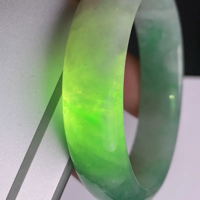 【缅甸a货翡翠,水润飘绿贵妃手镯53mm,短径47.6mm,玉质细腻,色彩艳丽,色阳青翠,条形大方得体,佩戴效果好】图9