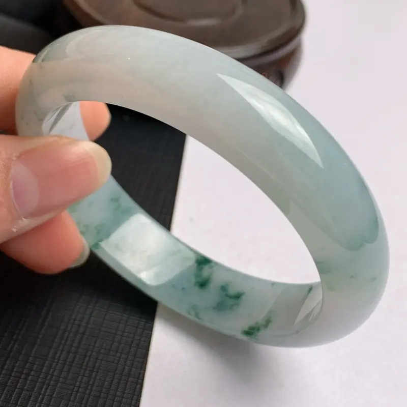 【缅甸a货翡翠,水润飘花正圈手镯58.1mm,玉质细腻,花色怡人,秀气清爽,条形大方得体,佩戴效果好】图6