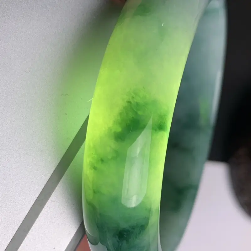 【缅甸a货翡翠,水润飘花贵妃手镯59.6mm,短径54mm,玉质细腻,色彩艳丽,花色怡人,条形大方得体,佩戴效果好】图9
