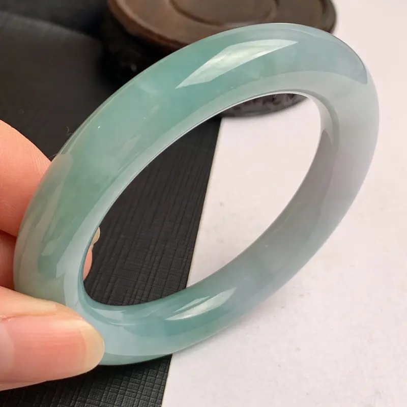 【缅甸a货翡翠,水润飘绿圆条手镯56.2mm,玉质细腻,色彩艳丽,圆润饱满,条形大方得体,佩戴效果好】图5