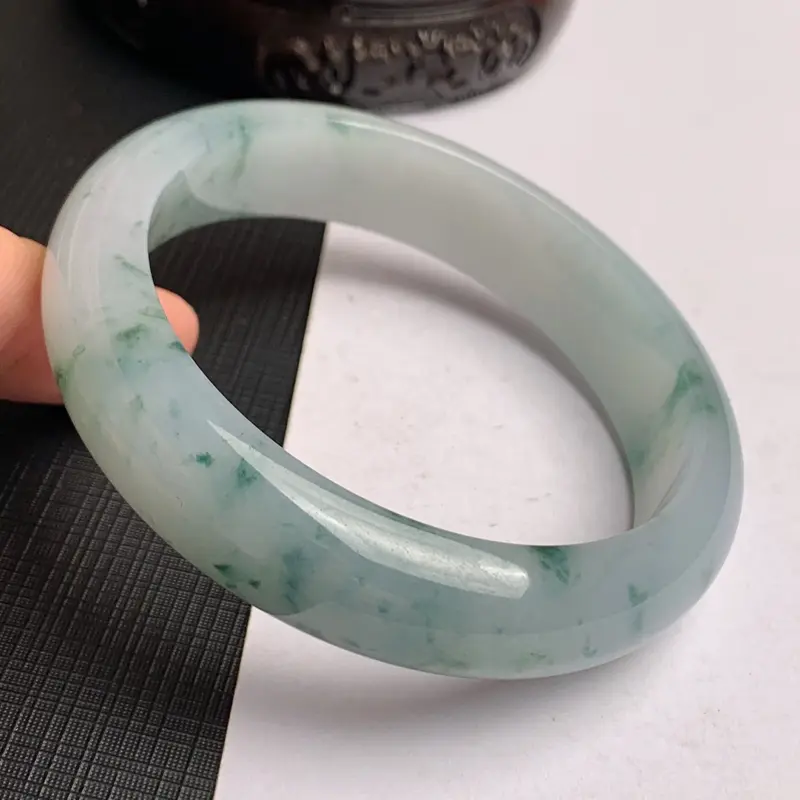 【缅甸a货翡翠,水润飘花正圈手镯58.1mm,玉质细腻,花色怡人,秀气清爽,条形大方得体,佩戴效果好】图7