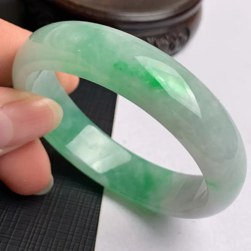 【缅甸a货翡翠,水润飘绿贵妃手镯53mm,短径47.6mm,玉质细腻,色彩艳丽,色阳青翠,条形大方得体,佩戴效果好】图2