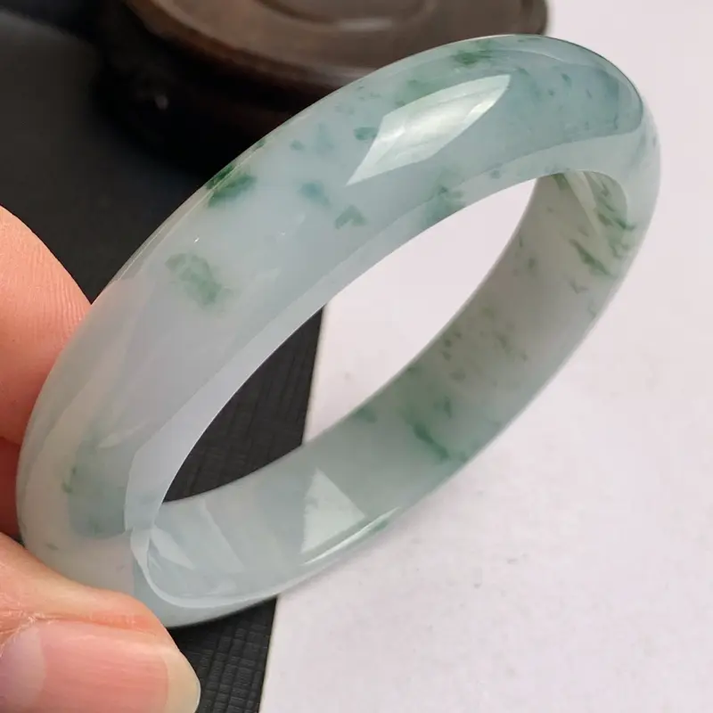 【缅甸a货翡翠,水润飘花正圈手镯58.1mm,玉质细腻,花色怡人,秀气清爽,条形大方得体,佩戴效果好】图4