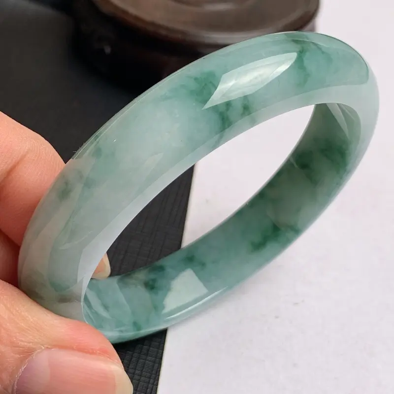 【缅甸a货翡翠,水润飘花贵妃手镯59.6mm,短径54mm,玉质细腻,色彩艳丽,花色怡人,条形大方得体,佩戴效果好】图4