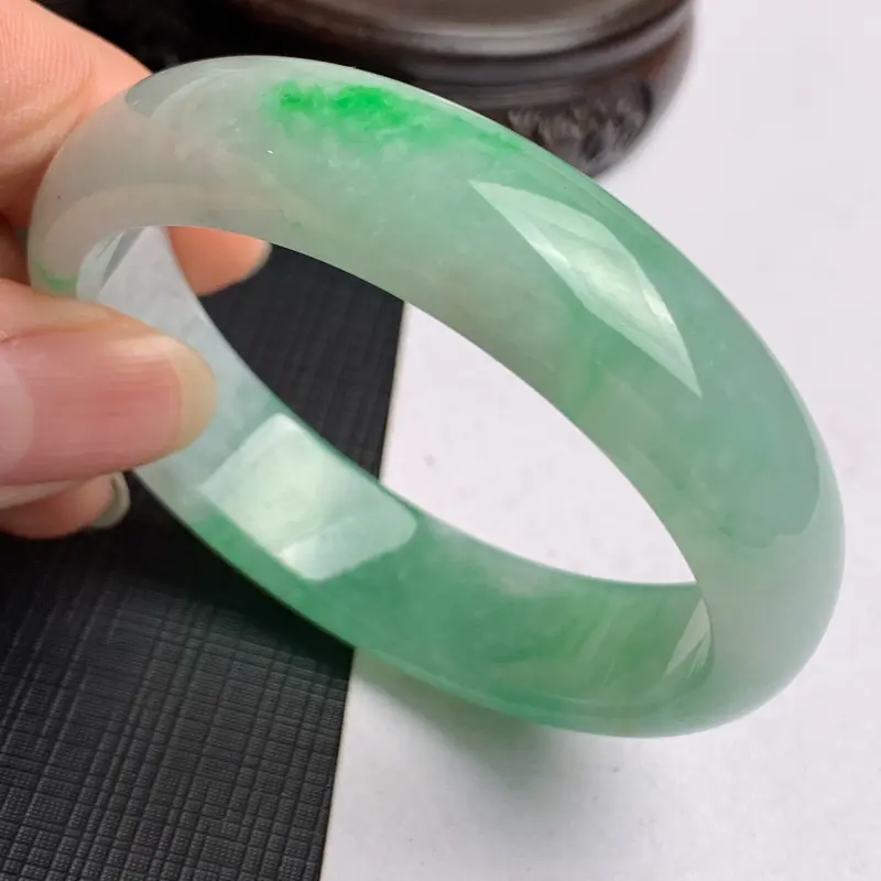【缅甸a货翡翠,水润飘绿贵妃手镯53mm,短径47.6mm,玉质细腻,色彩艳丽,色阳青翠,条形大方得体,佩戴效果好】图6