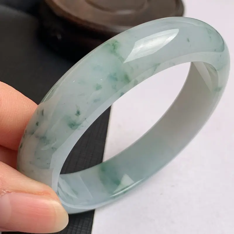 【缅甸a货翡翠,水润飘花正圈手镯58.1mm,玉质细腻,花色怡人,秀气清爽,条形大方得体,佩戴效果好】图5