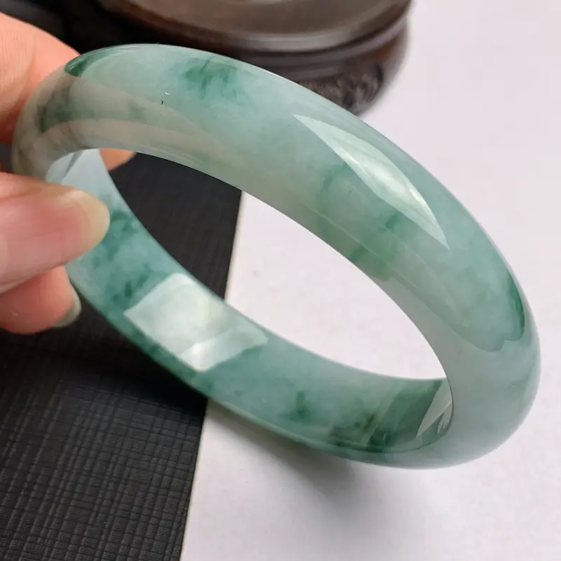 【缅甸a货翡翠,水润飘花贵妃手镯59.6mm,短径54mm,玉质细腻,色彩艳丽,花色怡人,条形大方得体,佩戴效果好】图6