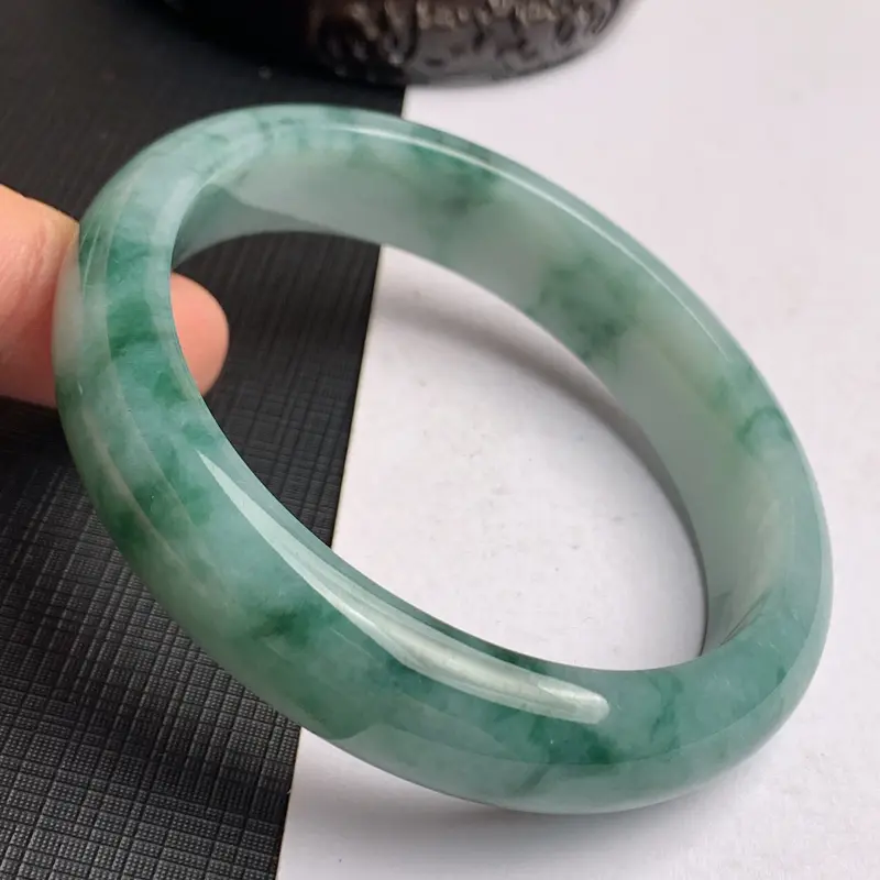 【缅甸a货翡翠,水润飘花贵妃手镯59.6mm,短径54mm,玉质细腻,色彩艳丽,花色怡人,条形大方得体,佩戴效果好】图8