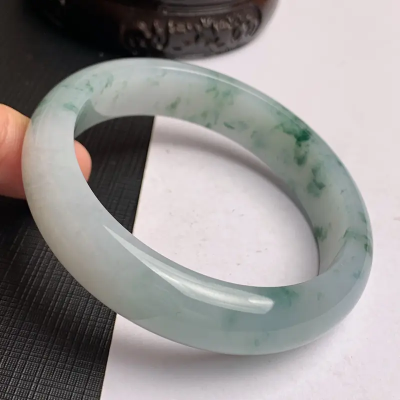 【缅甸a货翡翠,水润飘花正圈手镯58.1mm,玉质细腻,花色怡人,秀气清爽,条形大方得体,佩戴效果好】图8