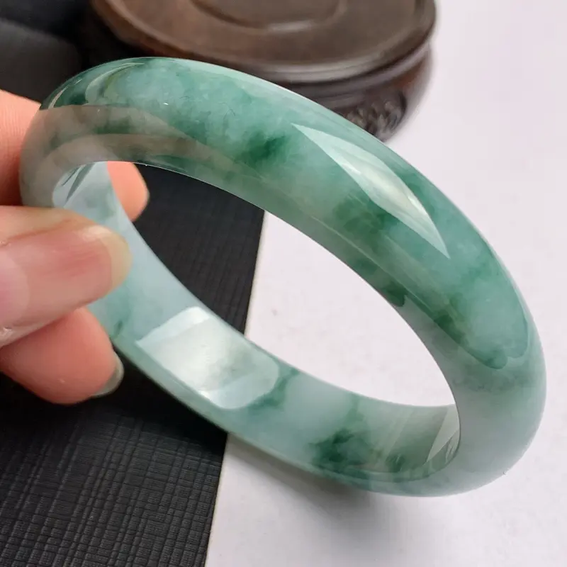 【缅甸a货翡翠,水润飘花贵妃手镯59.6mm,短径54mm,玉质细腻,色彩艳丽,花色怡人,条形大方得体,佩戴效果好】图1