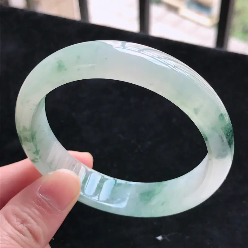 【天然翡翠A货 糯化种水润飘花正圈手镯,圈口57.7/13.6/7.1,玉质细腻,色美种足,上手高贵大气迷人】图3