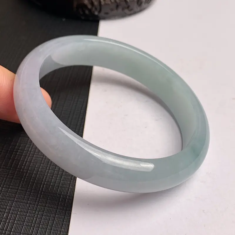 【缅甸a货翡翠,水润正圈手镯56.5mm,玉质细腻,水润秀气清爽迷人,条形大方得体,佩戴效果好】图8