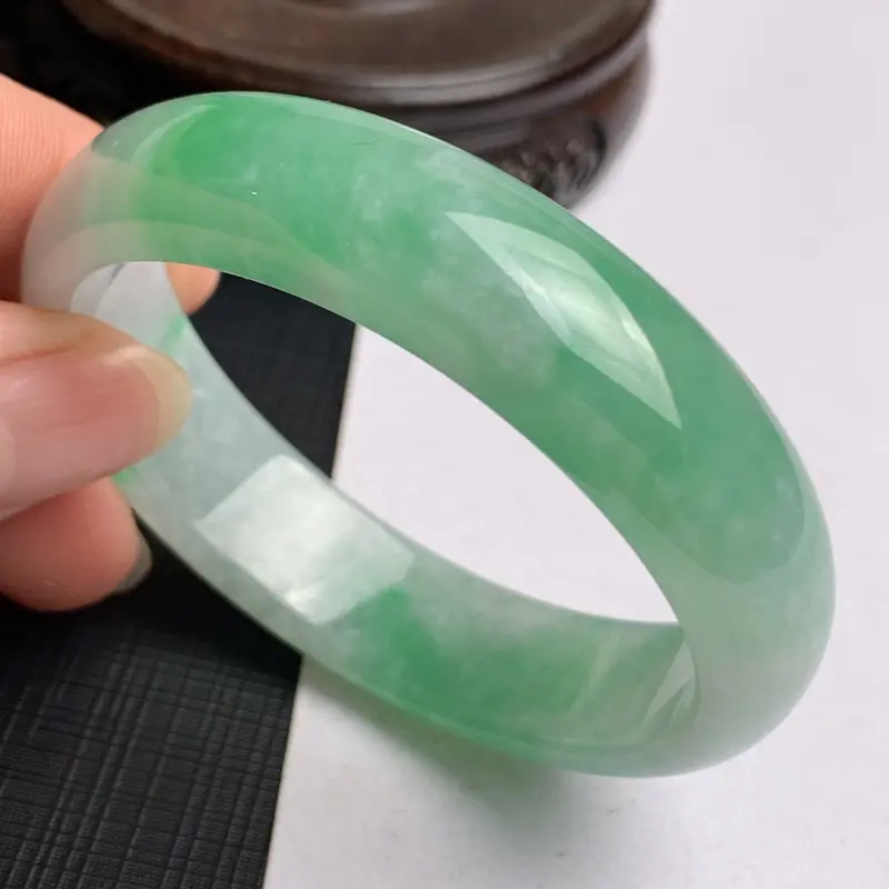 【缅甸a货翡翠,水润飘绿贵妃手镯53mm,短径47.6mm,玉质细腻,色彩艳丽,色阳青翠,条形大方得体,佩戴效果好】图1