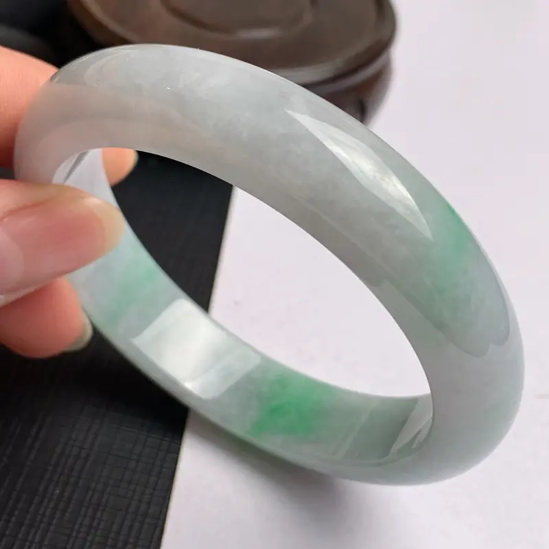 【【超低价秒杀】缅甸a货翡翠,水润飘绿正圈手镯58.8mm,玉质细腻,色彩艳丽,色阳青翠,条形大方得体,佩戴效果好~】图6