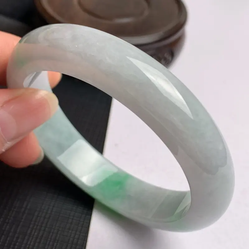 【【超低价秒杀】缅甸a货翡翠,水润飘绿正圈手镯58.8mm,玉质细腻,色彩艳丽,色阳青翠,条形大方得体,佩戴效果好~】图3