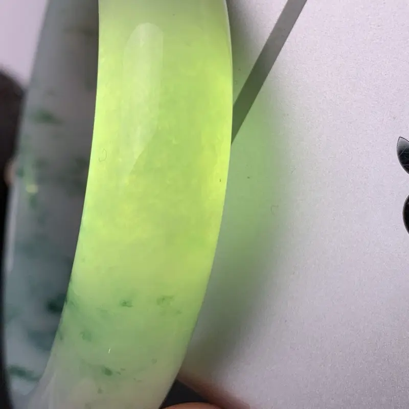 【缅甸a货翡翠,水润飘花正圈手镯58.1mm,玉质细腻,花色怡人,秀气清爽,条形大方得体,佩戴效果好】图10