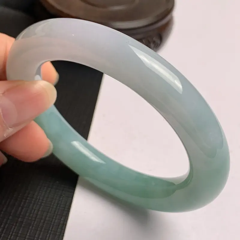 【缅甸a货翡翠,水润飘绿圆条手镯56.2mm,玉质细腻,色彩艳丽,圆润饱满,条形大方得体,佩戴效果好】图3