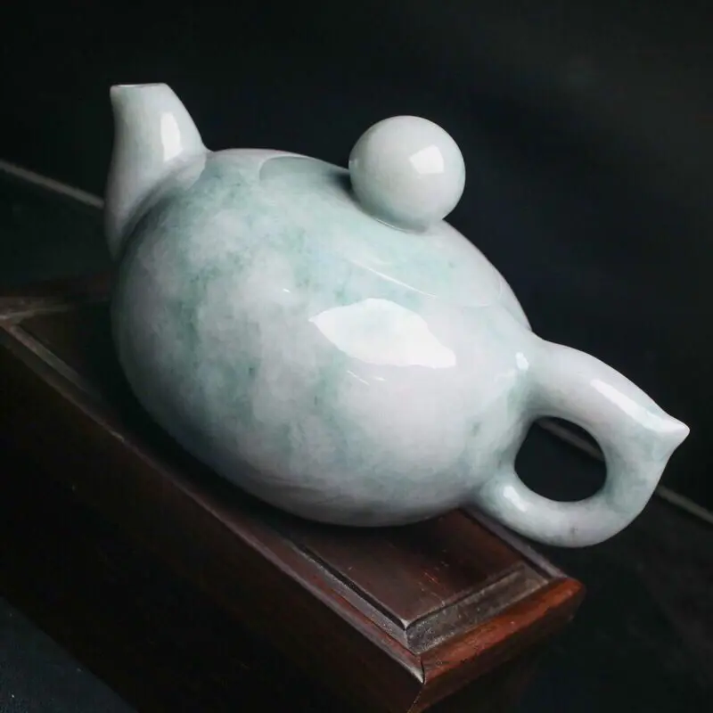 拍下有礼茶壶翡翠小摆件。手工雕刻，色泽清新，雕琢细致，壶身尺寸：116.8*75.8*64.7mm，配送精美底座。