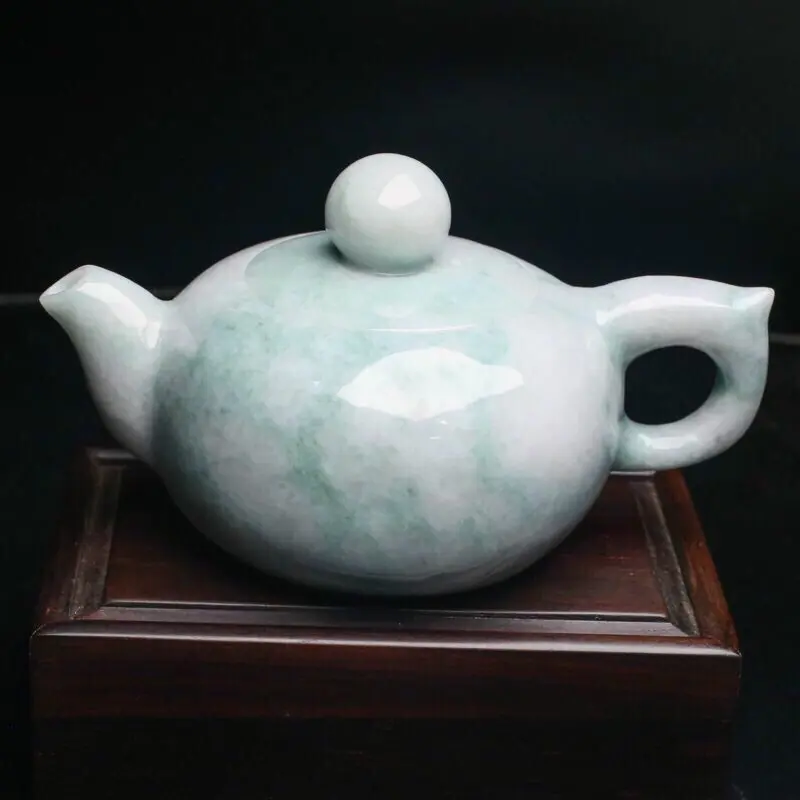 拍下有礼茶壶翡翠小摆件。手工雕刻，色泽清新，雕琢细致，壶身尺寸：116.8*75.8*64.7mm，配送精美底座。