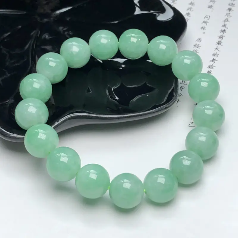 糯种阳绿色翡翠珠链手串、直径11.8毫米、质地细腻、色彩鲜艳、ADA125C35