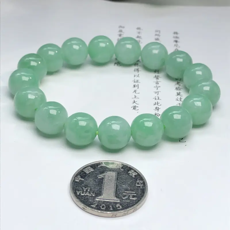 糯种阳绿色翡翠珠链手串、直径11.8毫米、质地细腻、色彩鲜艳、ADA125C35
