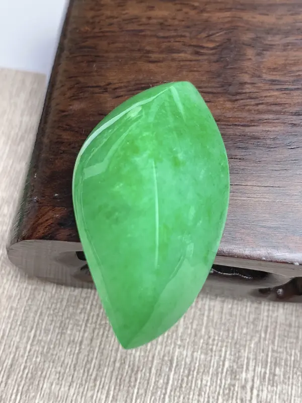A货翡翠-种好满绿随形镶嵌件，尺寸-43.4*23.6*15.2mm