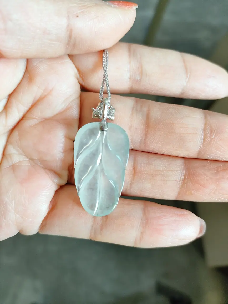 翡翠冰绿普贤菩萨吊坠,玉质细腻有胶感,种老水润,上身佩戴效果非常好