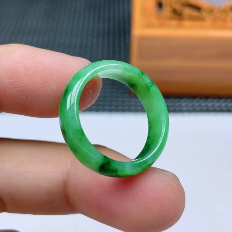 精美水润玉质细腻戒指指环佩戴佳品，尺寸长19mm宽6mm厚3mm