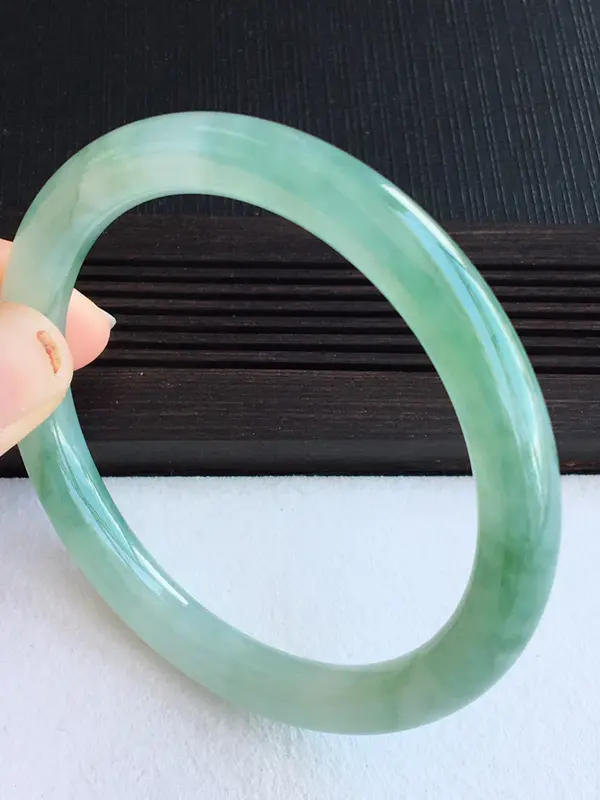 圈口54.1 冰飘绿圆条手镯 玉质细腻 种水好 莹润光泽 起胶感 上手高贵优雅！
