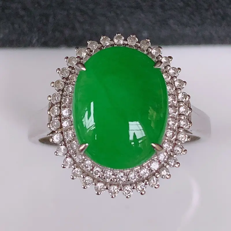 自然光实拍，18K金伴钻镶嵌满绿蛋面翡翠戒指，家财万贯，不如凝翠一方；款式大方经典，颜色鲜艳！#96