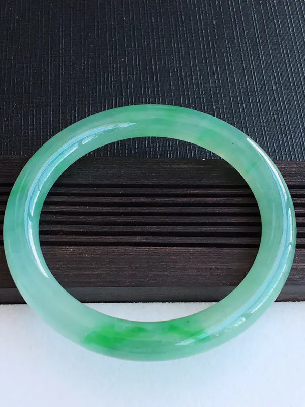 圈口50.7 冰飘绿圆条手镯 颜色清爽 冰清玉洁 种水好 起胶感 上手高贵大气！